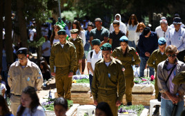 יום הזיכרון לחללי צה"ל (צילום: REUTERS/Ronen Zvulun)