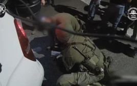 מעצר החשודים בטבריה (צילום: דוברות המשטרה)