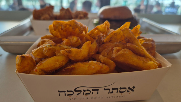 צ׳יפס וופל בלגי - 19 ש״ח - היה בשרני וקריספי אבל לא חם במיוחד(צילום: יניב משיח)